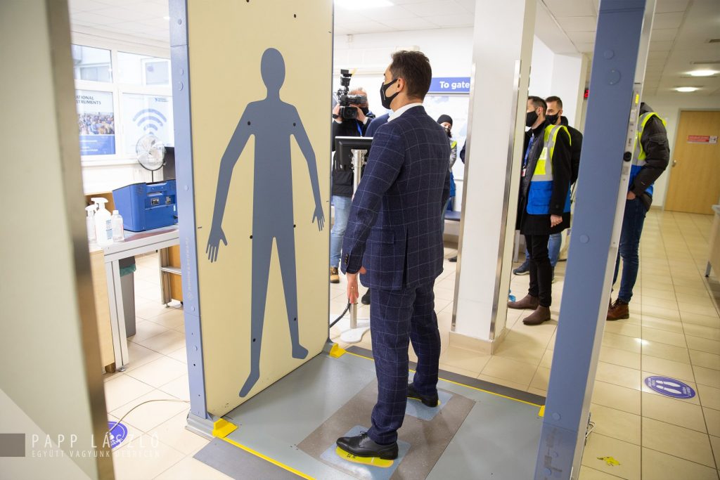 Új biztonsági kerítést és testszkennert kapott a Debreceni Nemzetközi Repülőtér