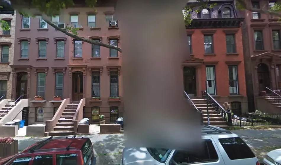 Elhomályosított ház Brooklynban a Google Street View felületén