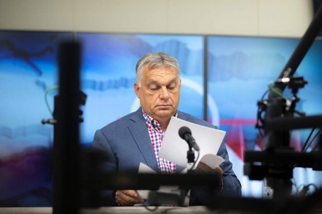 Orbán Viktor 2021. október 1-jén a Kossuth rádió interjúja előtt