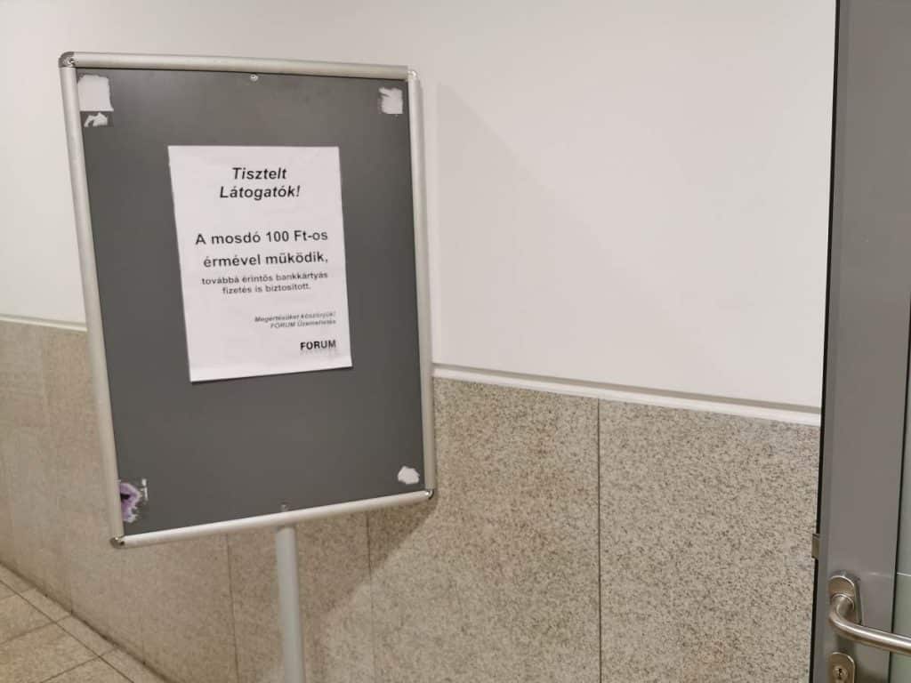 Fizetőssé váltak a Fórum mosdói, egyelőre lassú a bejutás