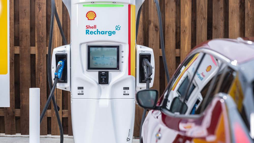 Shell villanyautó töltőkkel bővülhetnek a Tesco parkolók