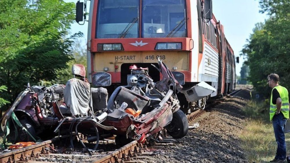 A vasúti átjáróban nem a karácsonyi hangulat miatt világít pirosan a lámpa