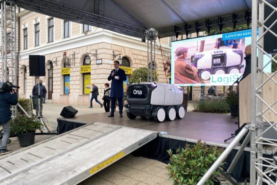 Élőben mutatták be az önműködő csomagszállító robotot Debrecenben