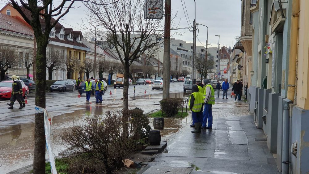 Újabb csőtörés, ezúttal a Péterfia utcán áll a víz
