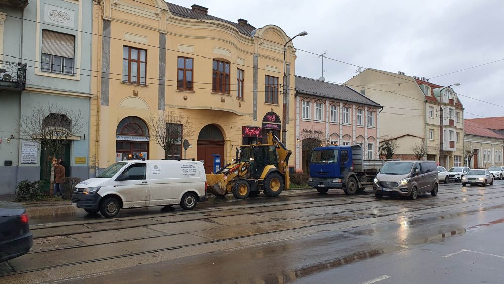 Újabb csőtörés, ezúttal a Péterfia utcán áll a víz