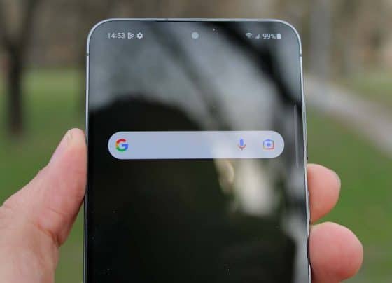 Google keresősáv a Samsung Galaxy S23 okostelefon képernyőjén