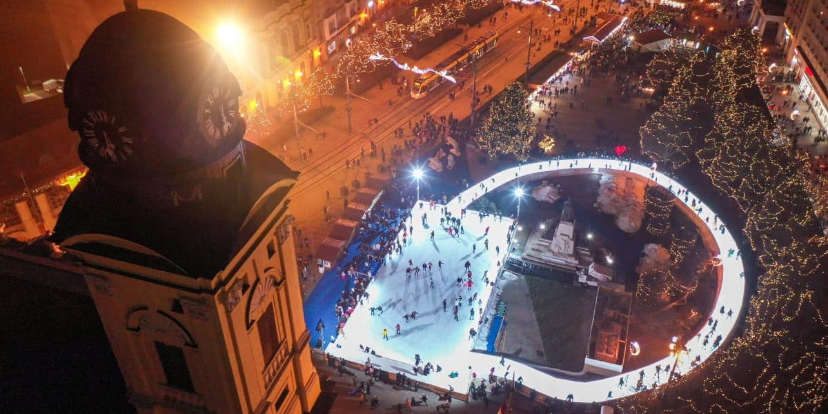 A debreceni adventi jégpálya felülnézetből a Kossuth téren, este
