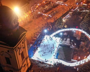 A debreceni adventi jégpálya felülnézetből a Kossuth téren, este