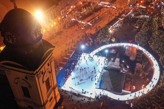 A debreceni adventi jégpálya felülnézetből a Kossuth téren, este