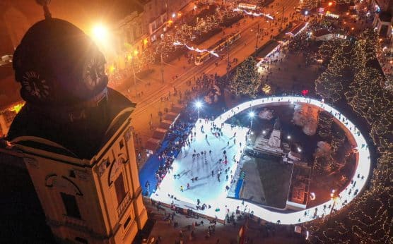 A debreceni adventi jégpálya felülnézetből a Kossuth téren, este