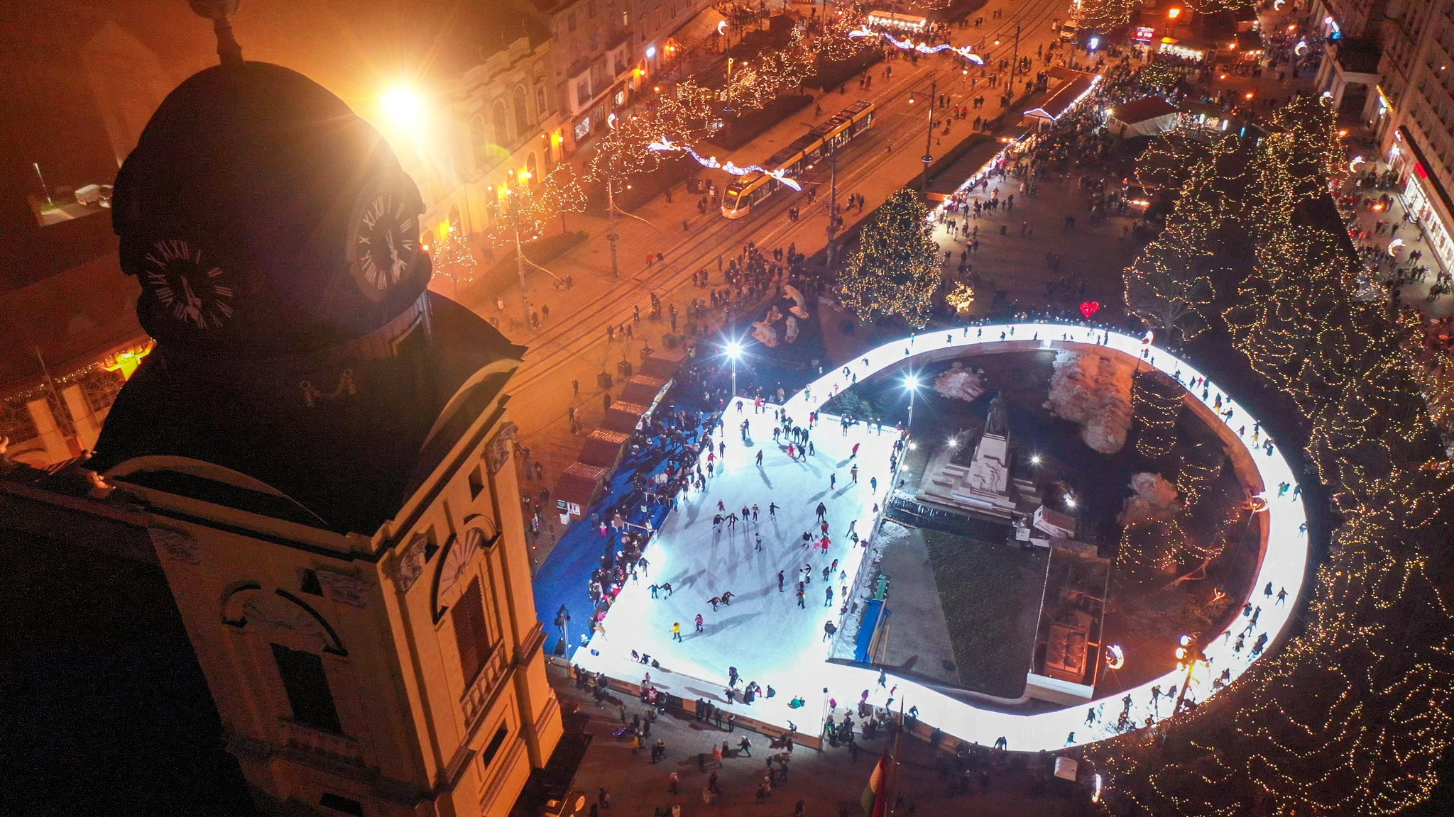 A debreceni adventi jégpálya felülnézetből a Kossuth téren, este