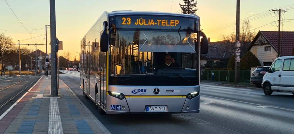 Hiba a Sámsoni úton a vasúti átjáró fényjelző berendezésében, óriási a dugó