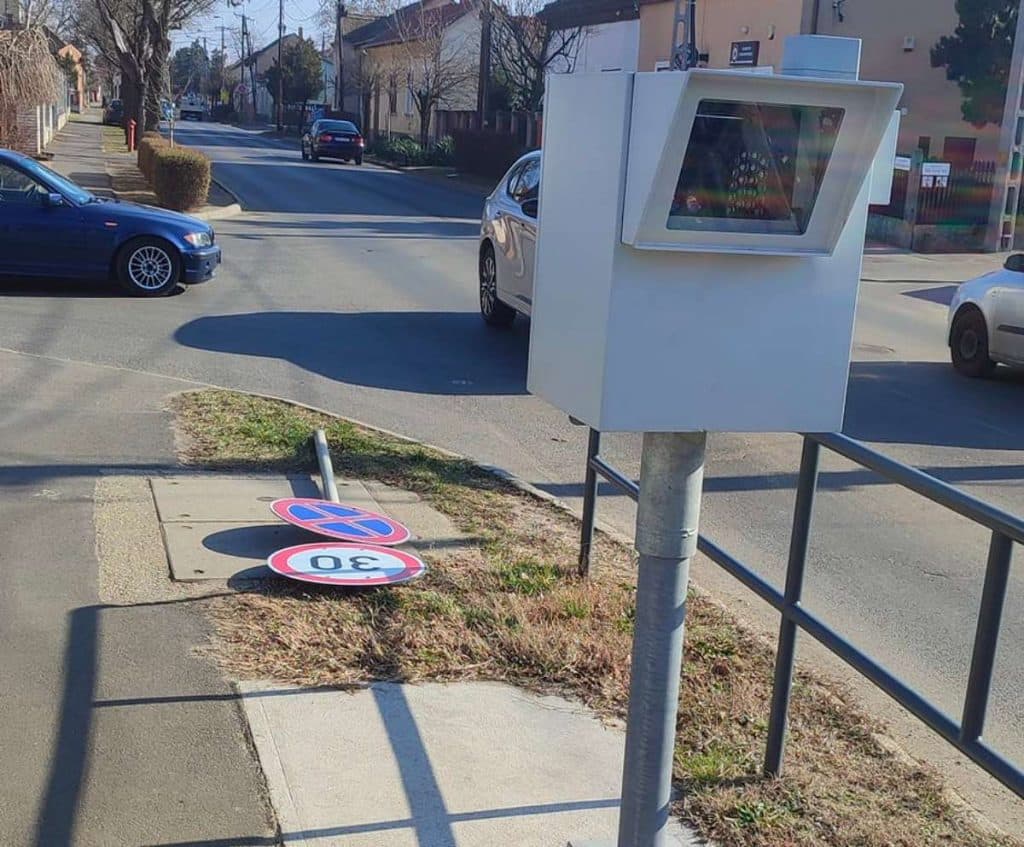 Kiborított 30-as tábla és traffipax a Szabó Kálmán utcán