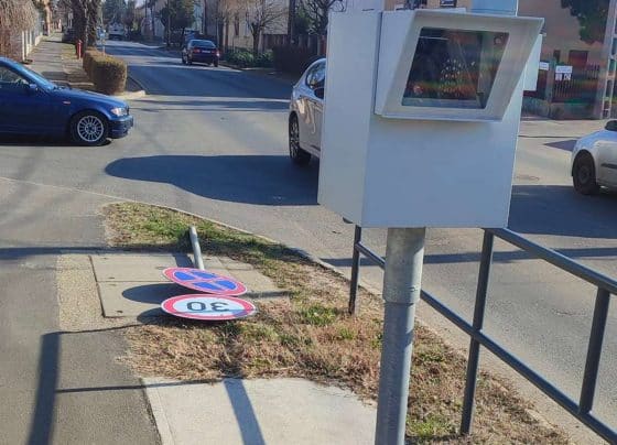 Kiborított 30-as tábla és traffipax a Szabó Kálmán utcán