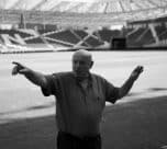 Gyertya és DVSC-sál a Nagyerdei Stadion előtt, megemlékezés Krecz Tiborról