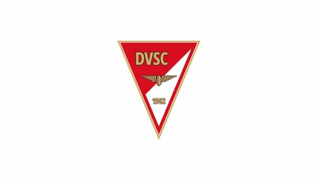 Üres Nagyerdei Stadion pályája VAR-monitorral a partvonalnál
