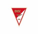 Üres Nagyerdei Stadion pályája VAR-monitorral a partvonalnál