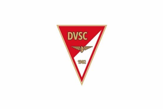 Üres Nagyerdei Stadion pályája VAR-monitorral a partvonalnál