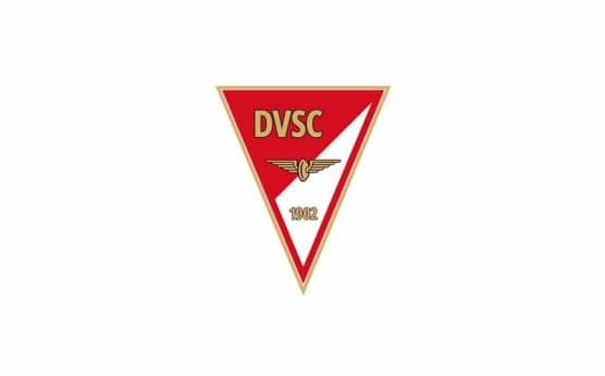 Üres Nagyerdei Stadion pályája VAR-monitorral a partvonalnál