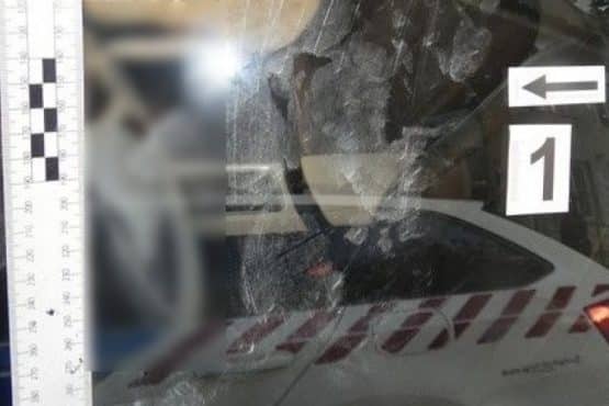 Rendőrségi autó a Debreceni Rendőrkapitányság parkolójában