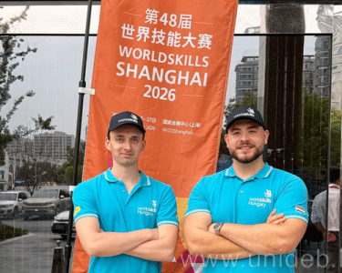 Vígh Dániel és Kis Károly Árpád a WorldSkills Shanghai 2026 molinója előtt