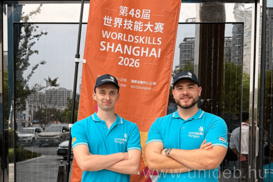 Vígh Dániel és Kis Károly Árpád a WorldSkills Shanghai 2026 molinója előtt