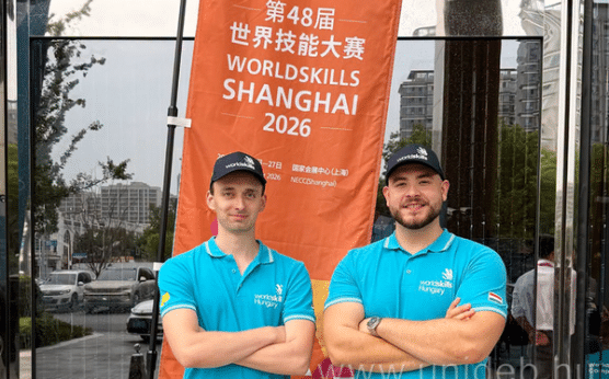 Vígh Dániel és Kis Károly Árpád a WorldSkills Shanghai 2026 molinója előtt