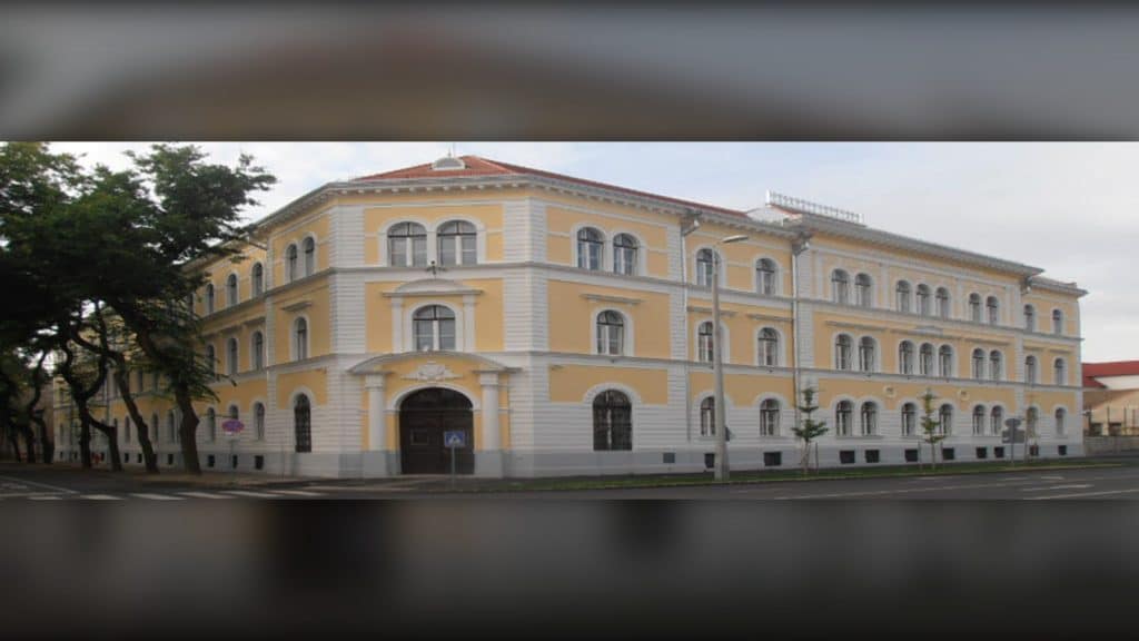 A Debreceni Fazekas Mihály Gimnázium sárga homlokzatú épülete a Hatvan utcán