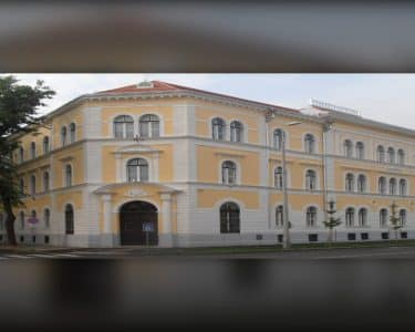 A Debreceni Fazekas Mihály Gimnázium sárga homlokzatú épülete a Hatvan utcán