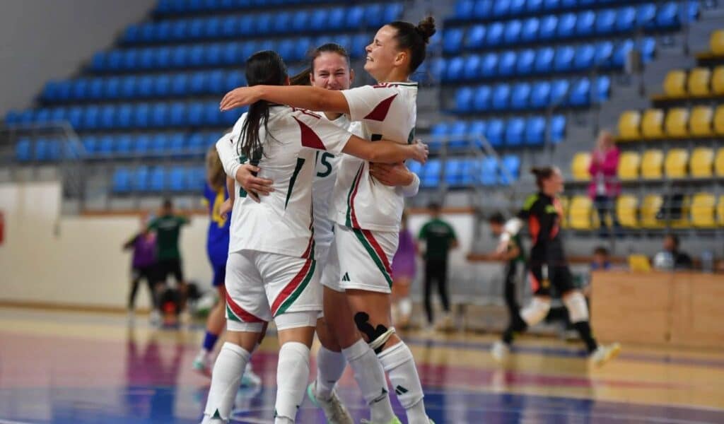 DEAC női futsal meccs előtti bemelegítés a DESOK-ban