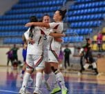 DEAC női futsal meccs előtti bemelegítés a DESOK-ban