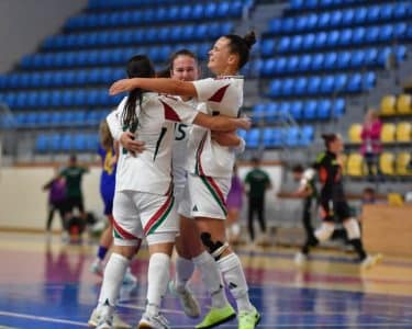 DEAC női futsal meccs előtti bemelegítés a DESOK-ban