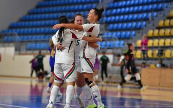 DEAC női futsal meccs előtti bemelegítés a DESOK-ban