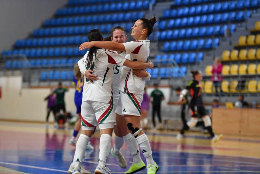 DEAC női futsal meccs előtti bemelegítés a DESOK-ban