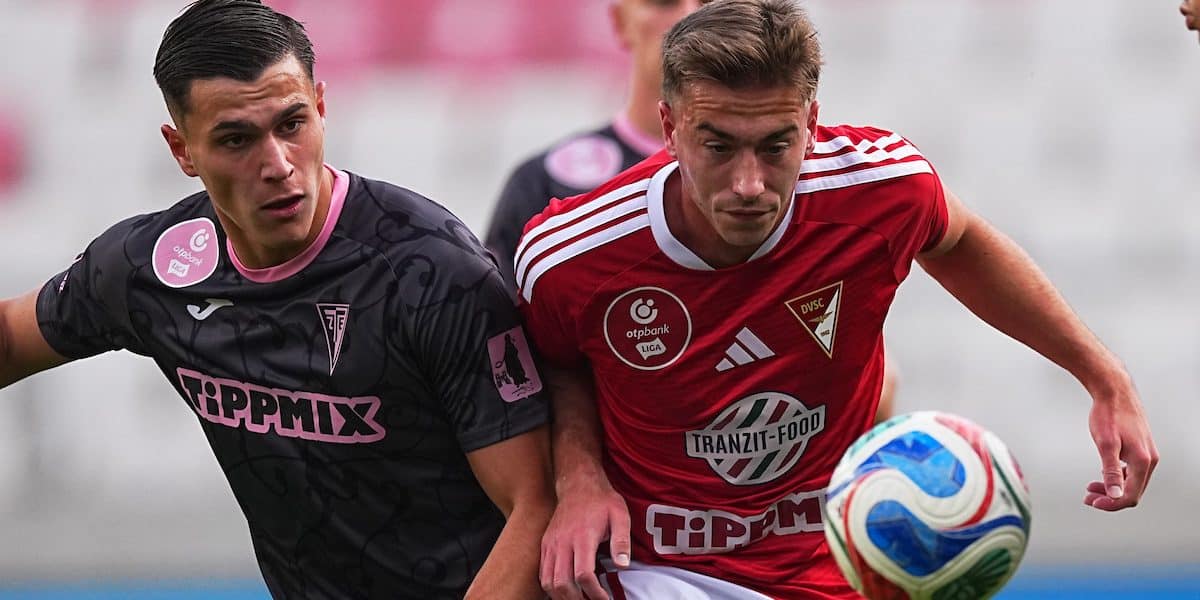 Szurkolók ünnepelnek a Nagyerdei Stadionnál egy DVSC-győzelem után