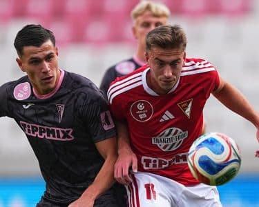 Szurkolók ünnepelnek a Nagyerdei Stadionnál egy DVSC-győzelem után