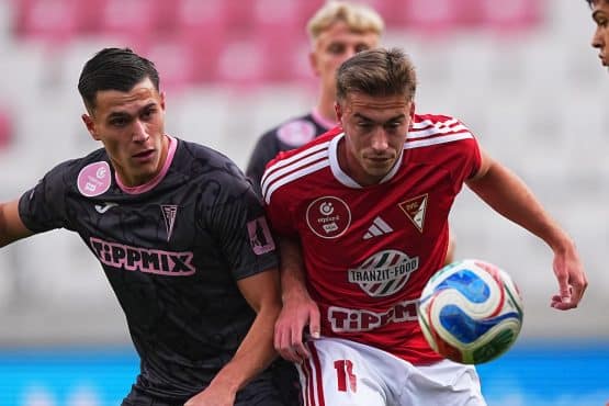Szurkolók ünnepelnek a Nagyerdei Stadionnál egy DVSC-győzelem után