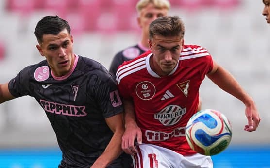 Szurkolók ünnepelnek a Nagyerdei Stadionnál egy DVSC-győzelem után
