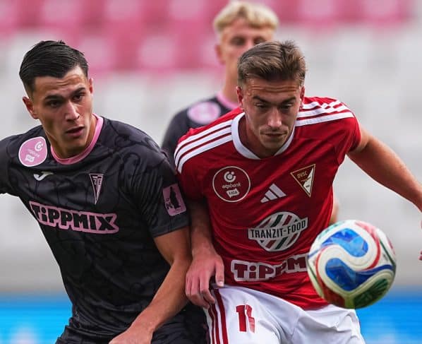 Szurkolók ünnepelnek a Nagyerdei Stadionnál egy DVSC-győzelem után