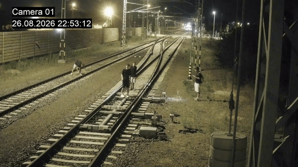 Térfigyelő kamera felvétele: fiatalok a tócóvölgyi vasúti váltónál éjszaka