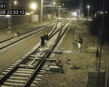 Térfigyelő kamera felvétele: fiatalok a tócóvölgyi vasúti váltónál éjszaka
