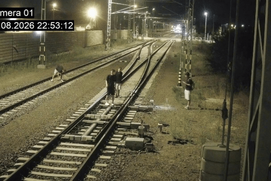 Térfigyelő kamera felvétele: fiatalok a tócóvölgyi vasúti váltónál éjszaka
