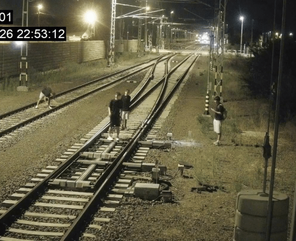 Térfigyelő kamera felvétele: fiatalok a tócóvölgyi vasúti váltónál éjszaka