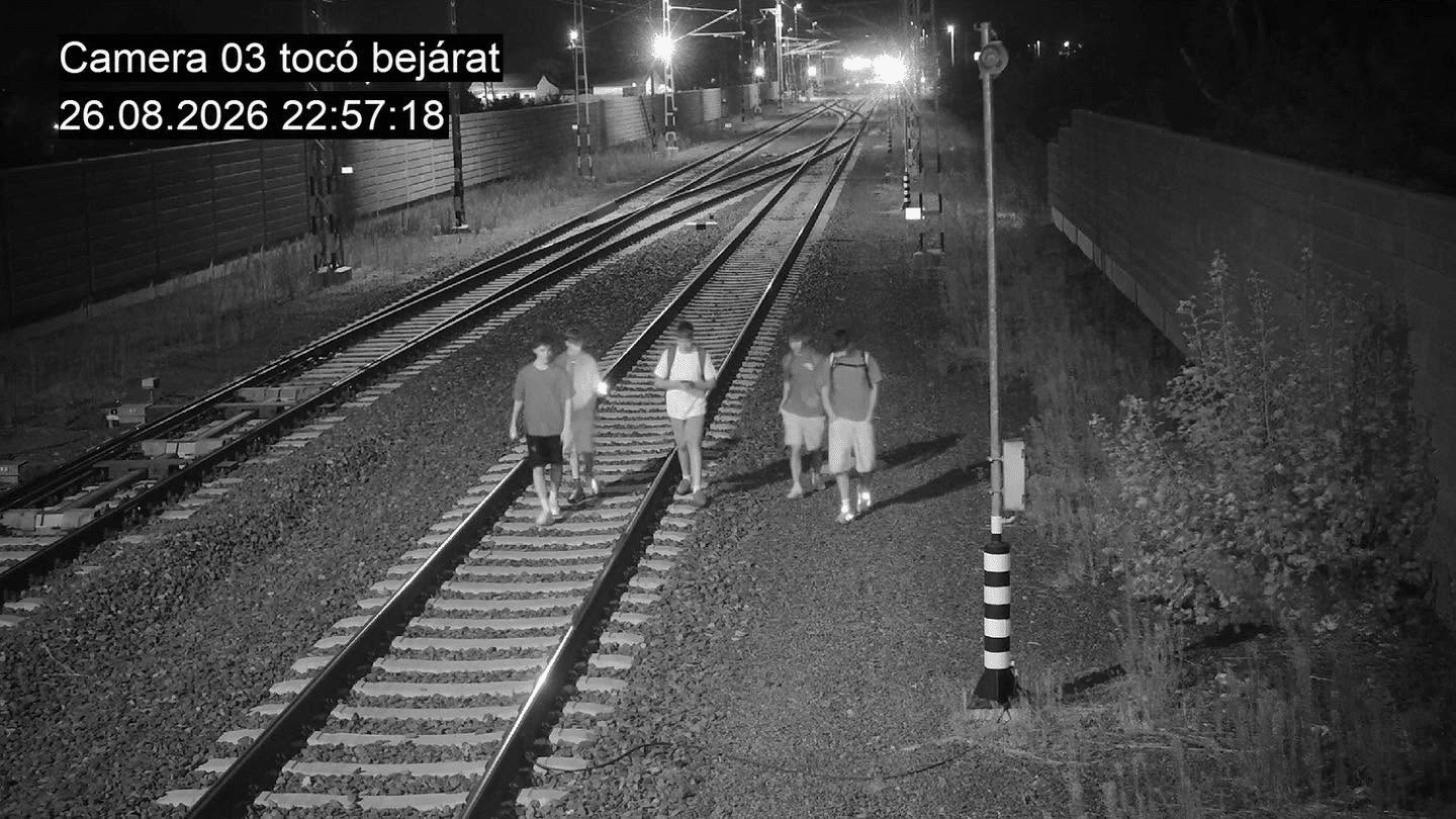 Térfigyelő kamera felvétele: öt fiatal sétál a vasúti síneken a Tócó bejáratánál éjszaka